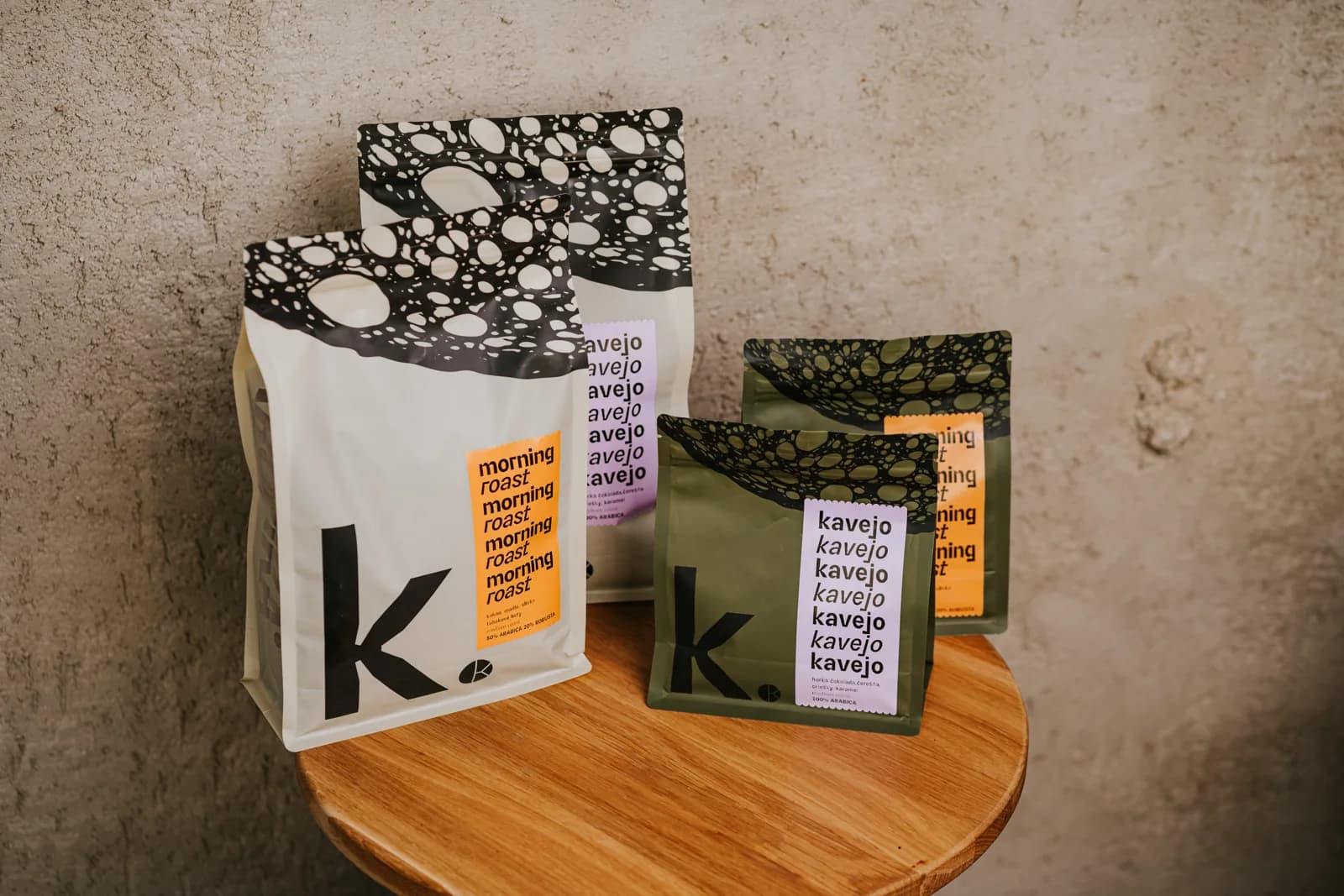 Balíčky kávy Kavejo a Morning Roast na drevenom stolíku