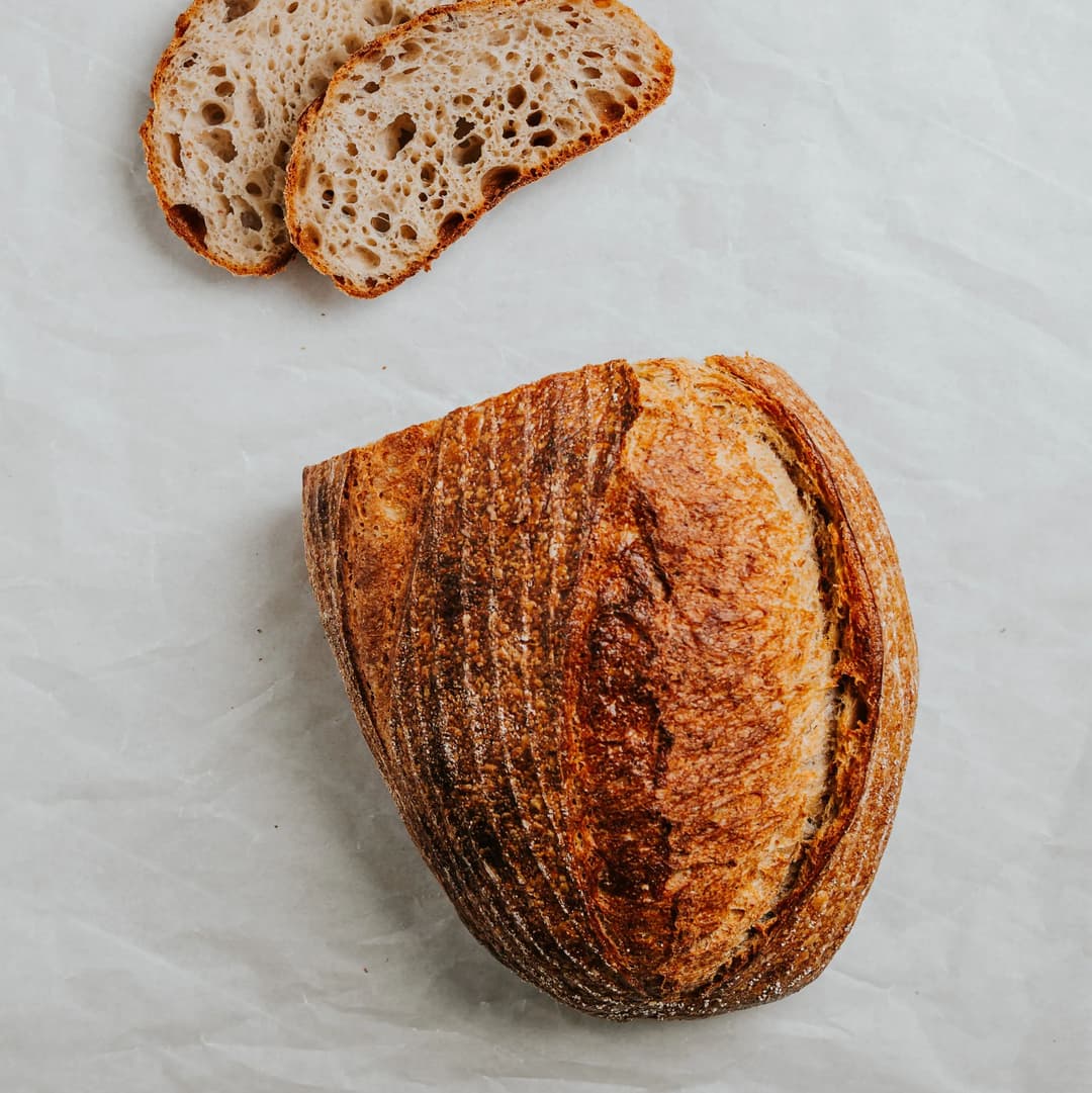 Product image: https://ywyaxieju1yyvemh.public.blob.vercel-storage.com/images/products/psenicno-razny-kvaskovy-chlieb-SpllHrTBkqOzY2tRQ8a5PJiQpPRhca.jpg